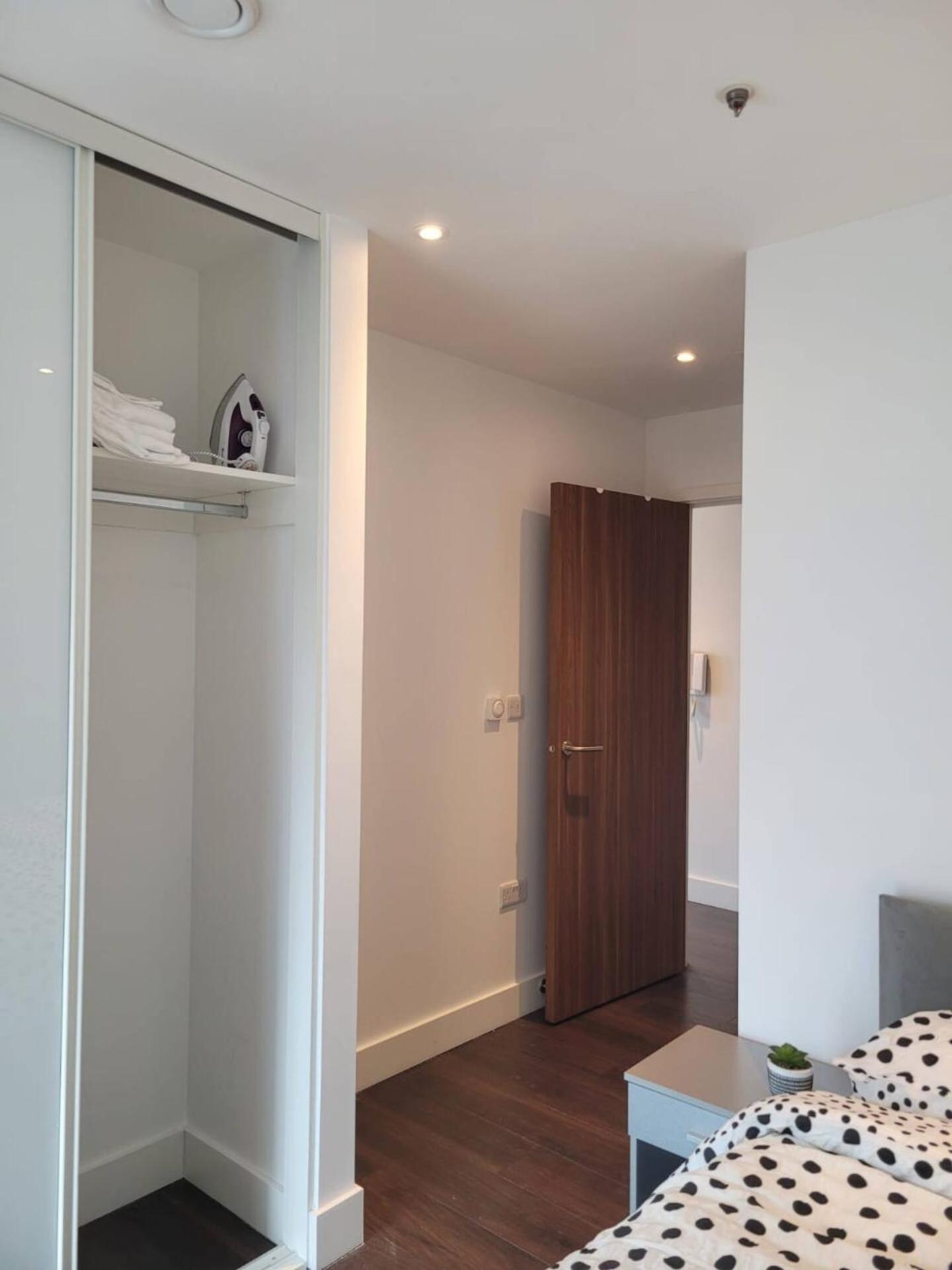 Brand New 20 Mins From Waterloo Bp34 *