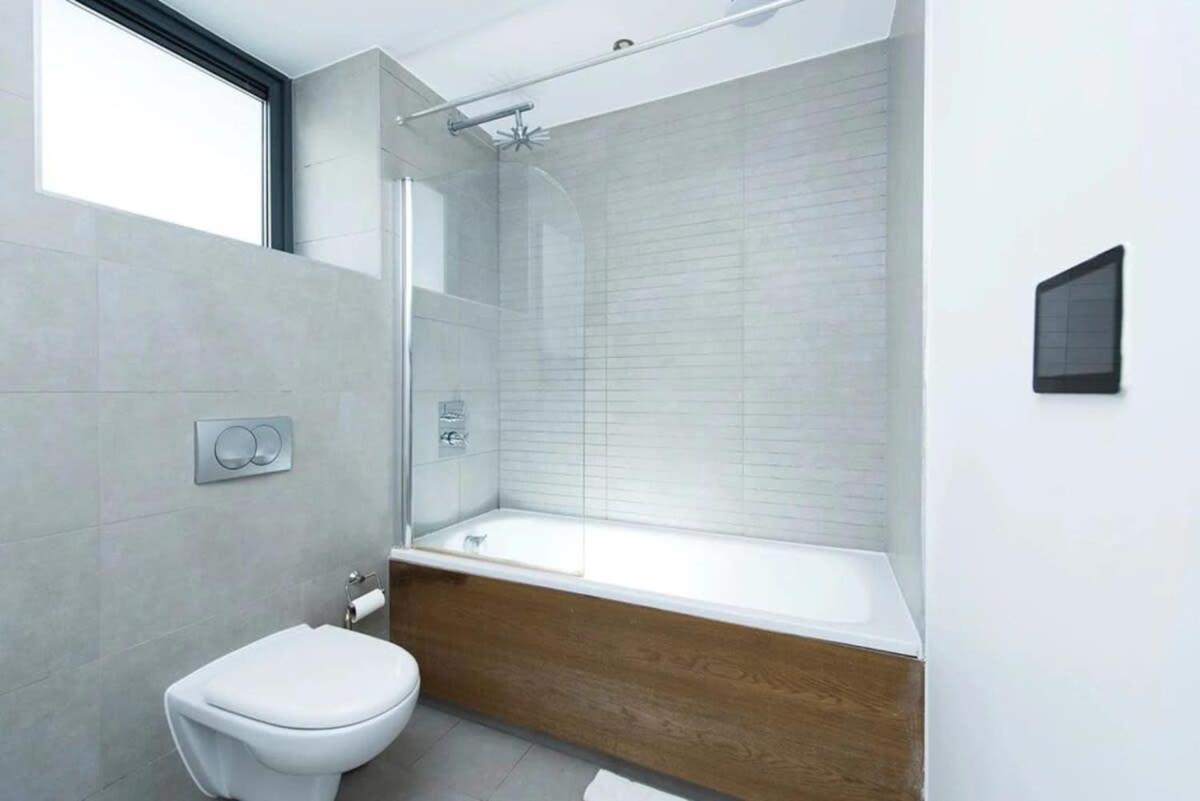 Modern 2 Bed W Balcony In Londres