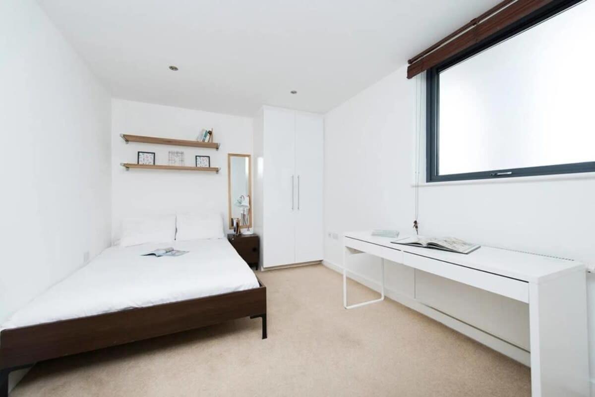 Modern 2 Bed W Balcony In Londres