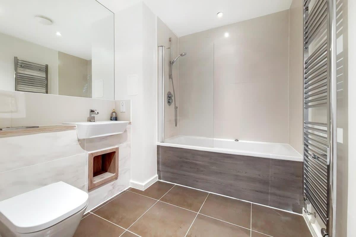 Modern 1 Bedroom Canning Town Apartment London