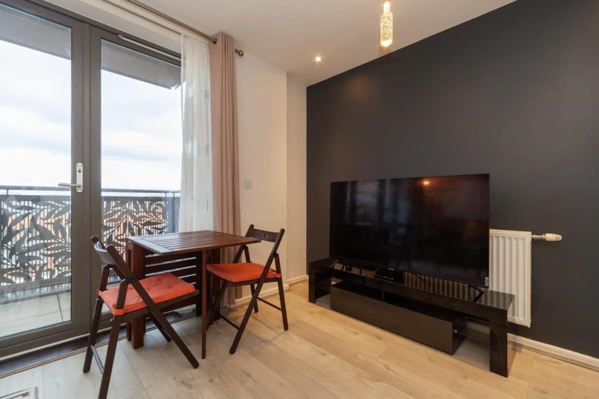 Modern 1 Bedroom Canning Town Apartment *