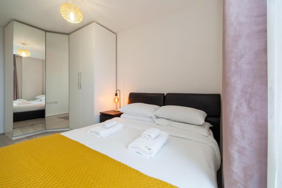 Modern 1 Bedroom Canning Town Apartment London