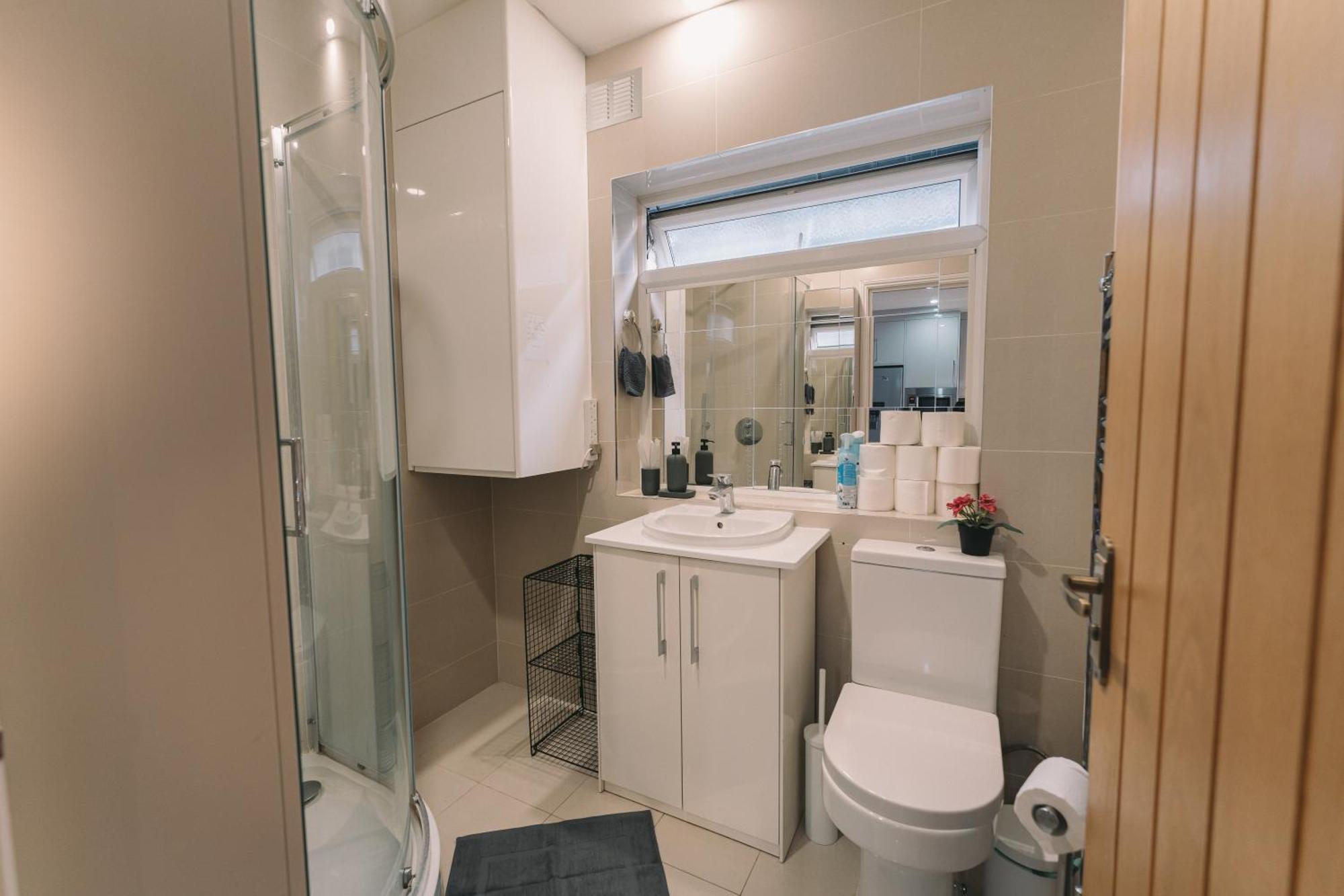 Modern Flat By The Underground. Appartement Londen
