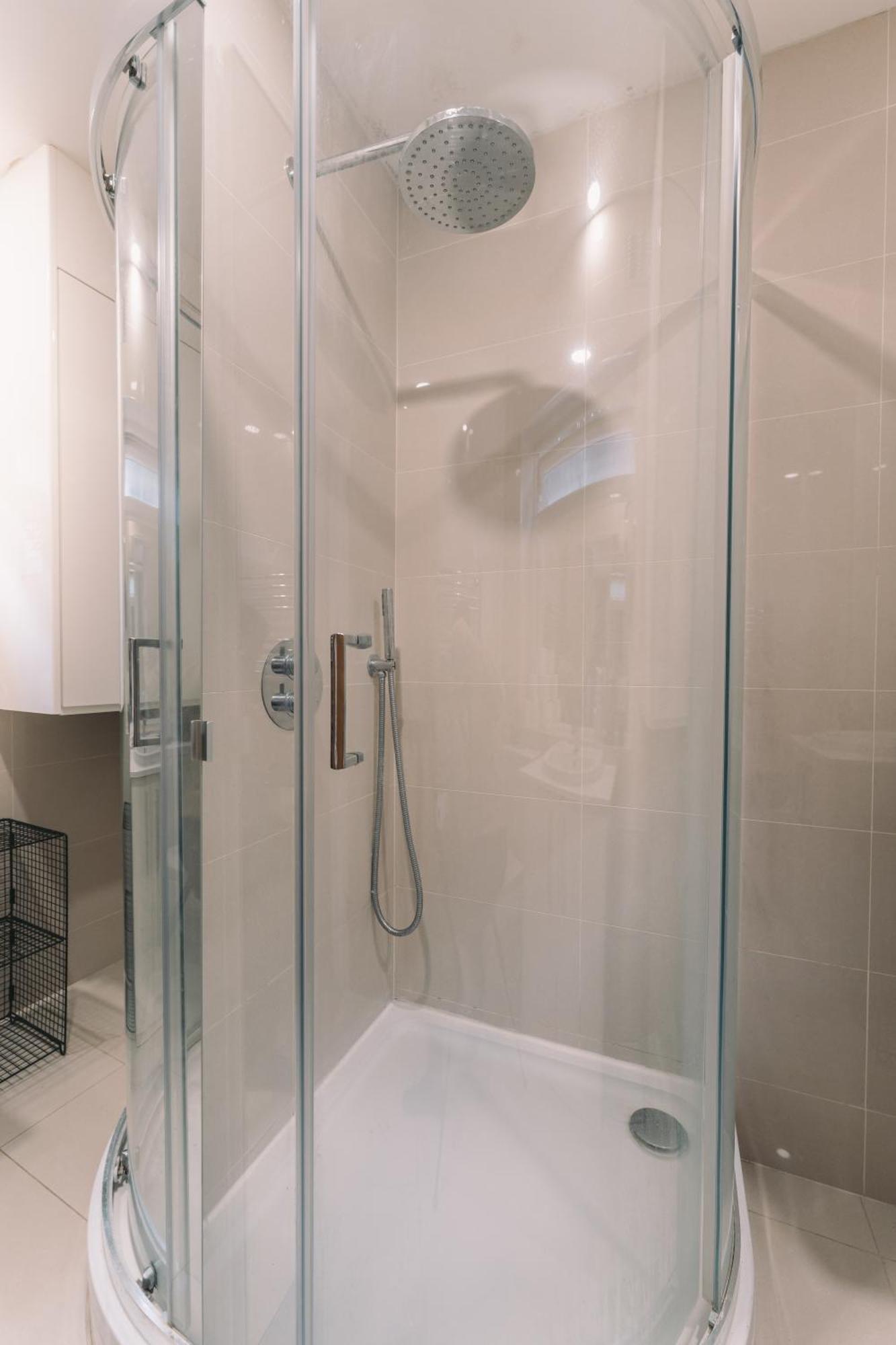 Modern Flat By The Underground. Appartement *