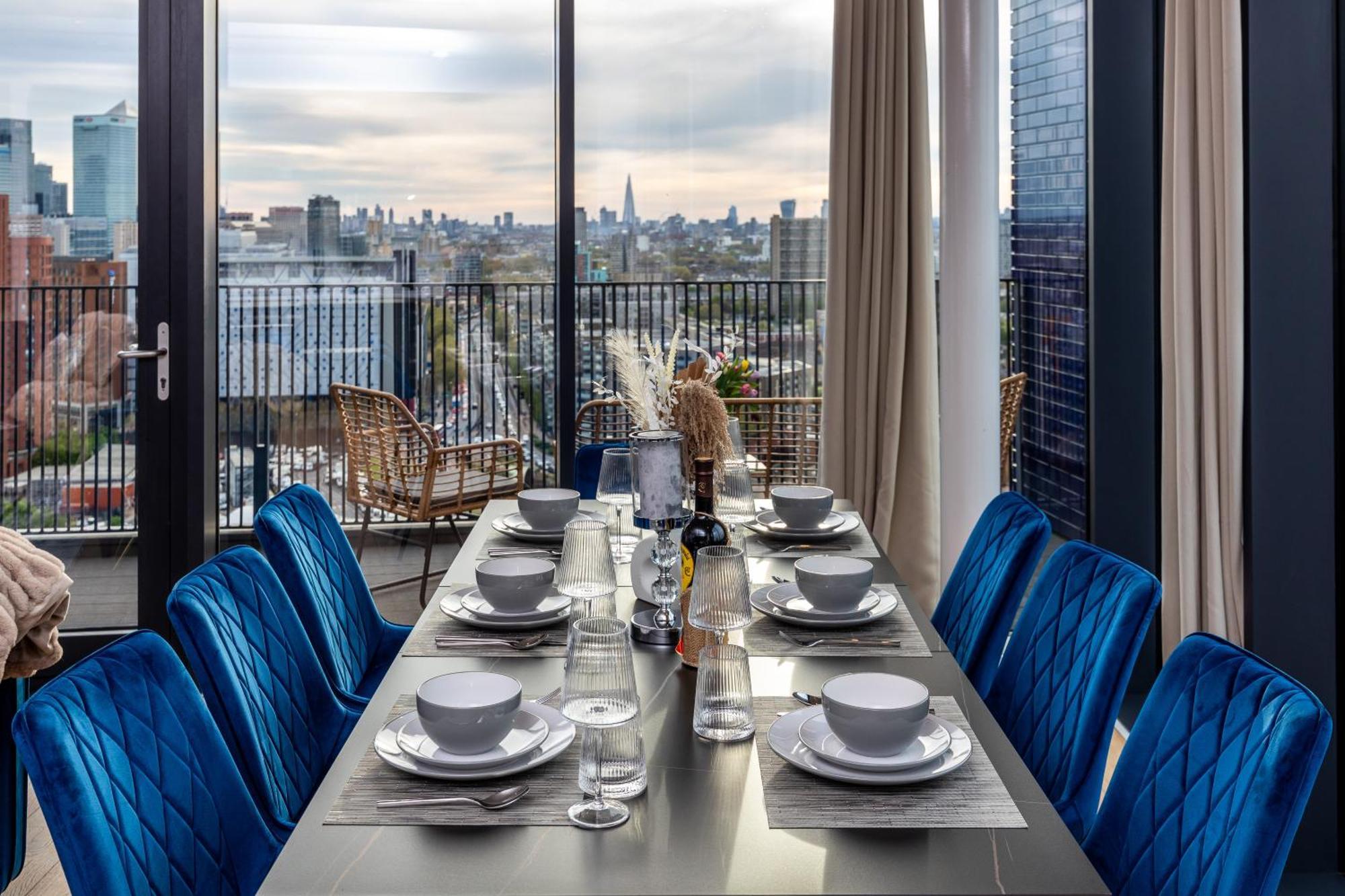 Luxury & Spacious 2 Bedroom Apt With City Views *