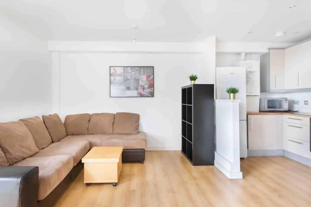 Spacious 2 Bedroom In Near Tube Appartement