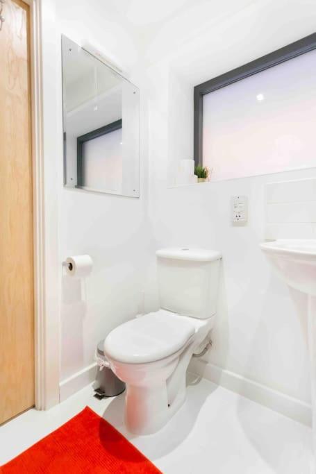 Spacious 2 Bedroom In Near Tube Appartement *