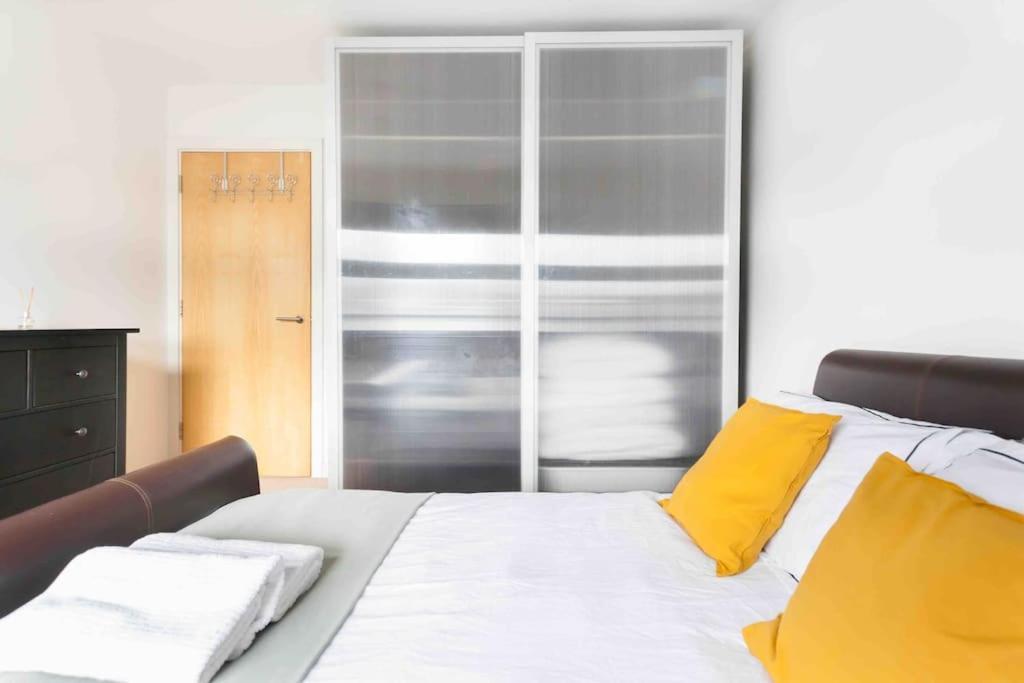 Spacious 2 Bedroom In Near Tube Appartement