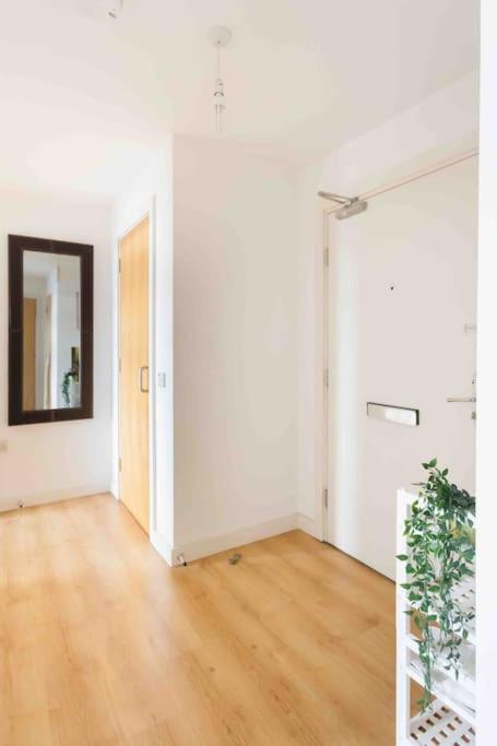 Spacious 2 Bedroom In Near Tube Appartement *
