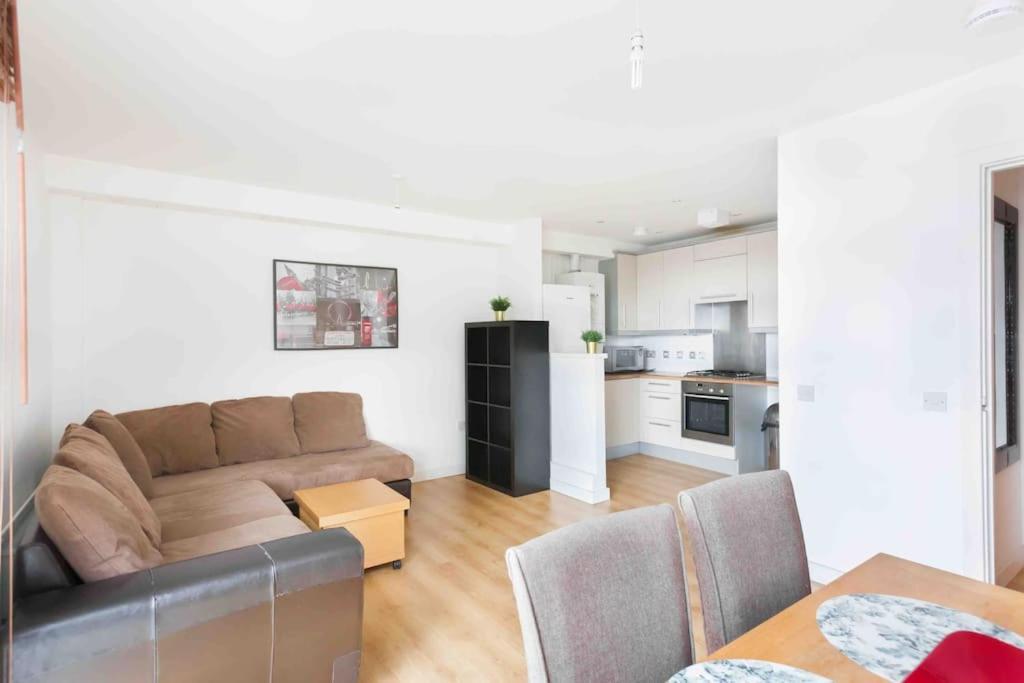 Spacious 2 Bedroom In Near Tube * Londen
