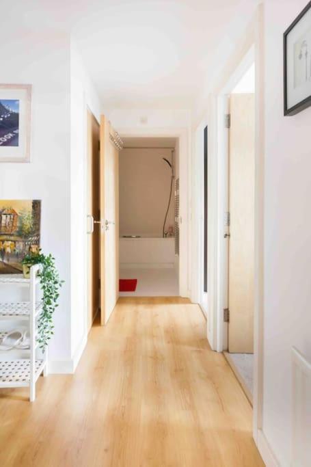 Spacious 2 Bedroom In Near Tube Appartement Londen
