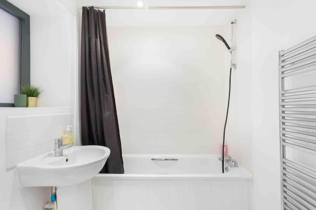 Spacious 2 Bedroom In Near Tube Appartement *