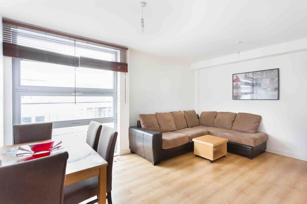 Spacious 2 Bedroom In Near Tube Londen