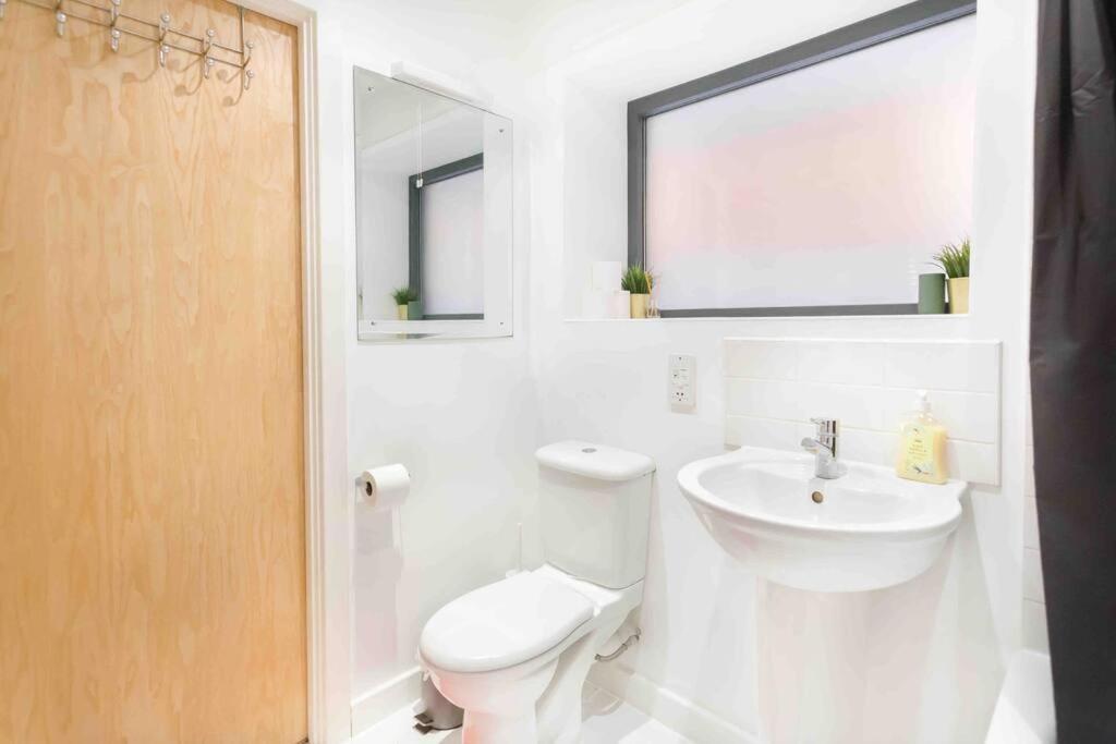 Spacious 2 Bedroom In Near Tube Appartement