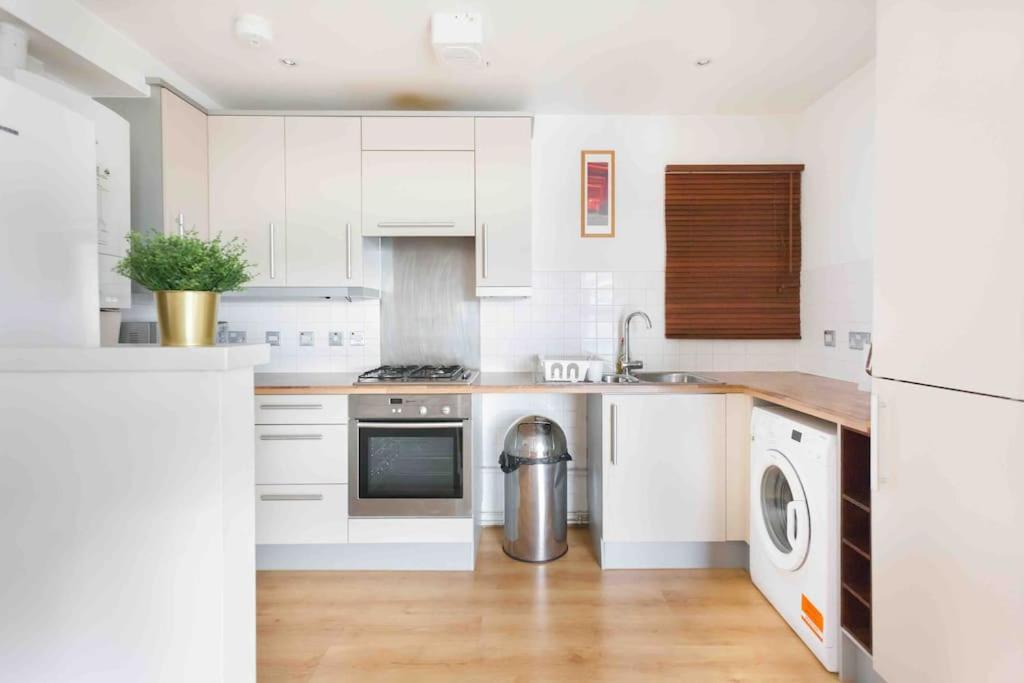 Spacious 2 Bedroom In Near Tube Appartement Londen