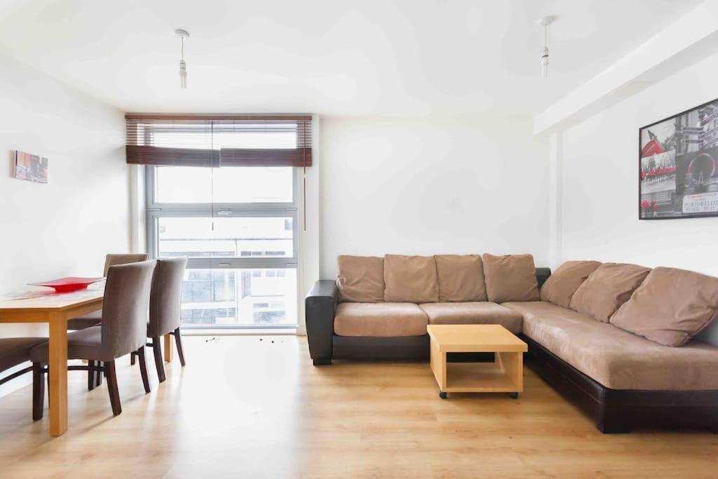 Spacious 2 Bedroom In Near Tube * Londen