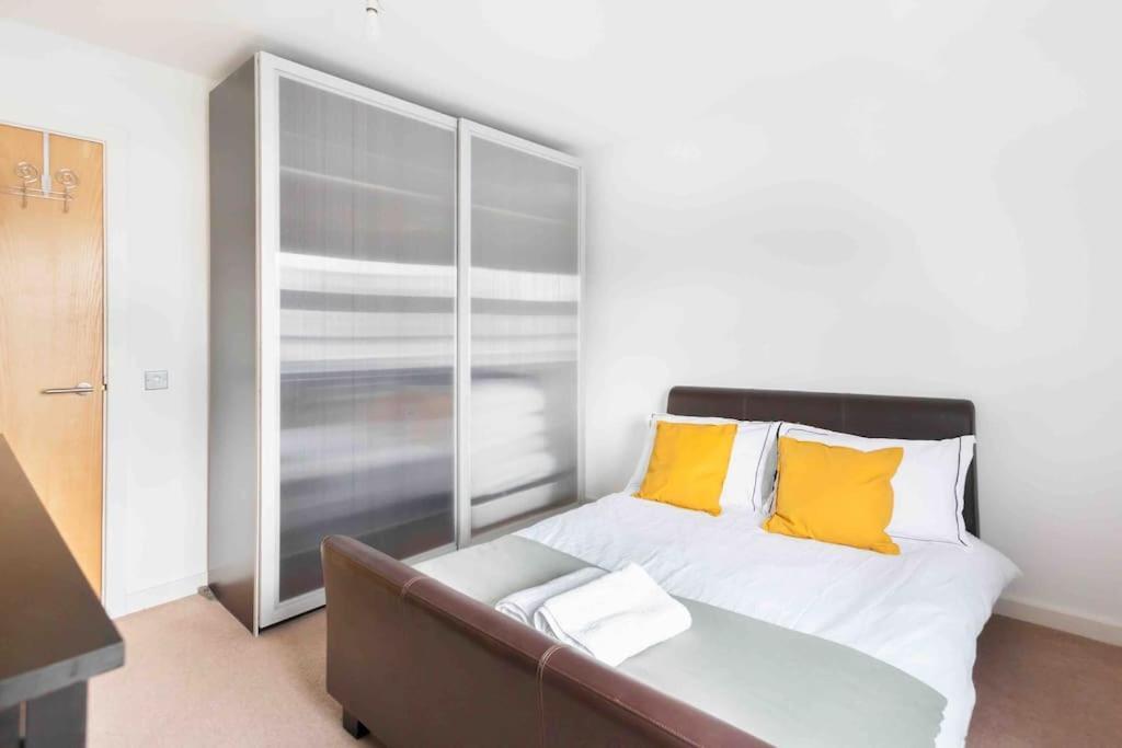 Spacious 2 Bedroom In Near Tube Londen