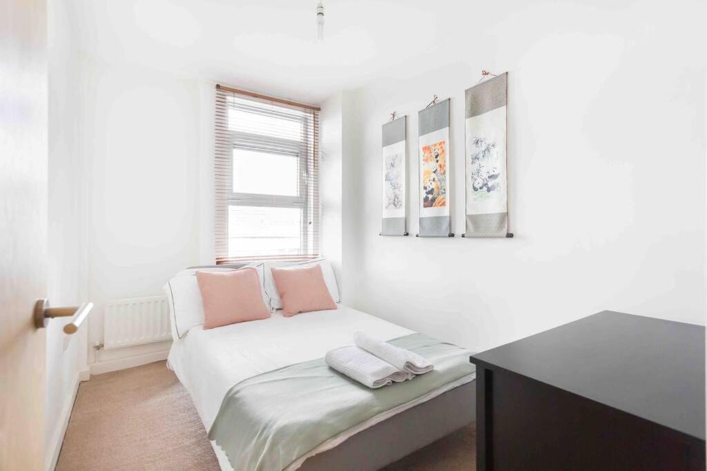 Spacious 2 Bedroom In Near Tube * Londen