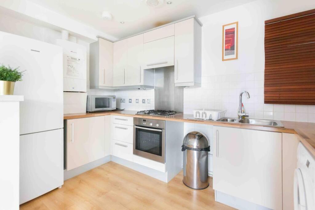 Spacious 2 Bedroom In Near Tube Londen