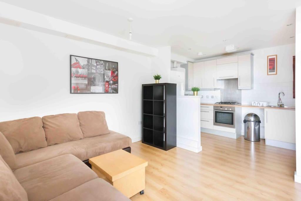 Appartement Spacious 2 Bedroom In Near Tube Londen