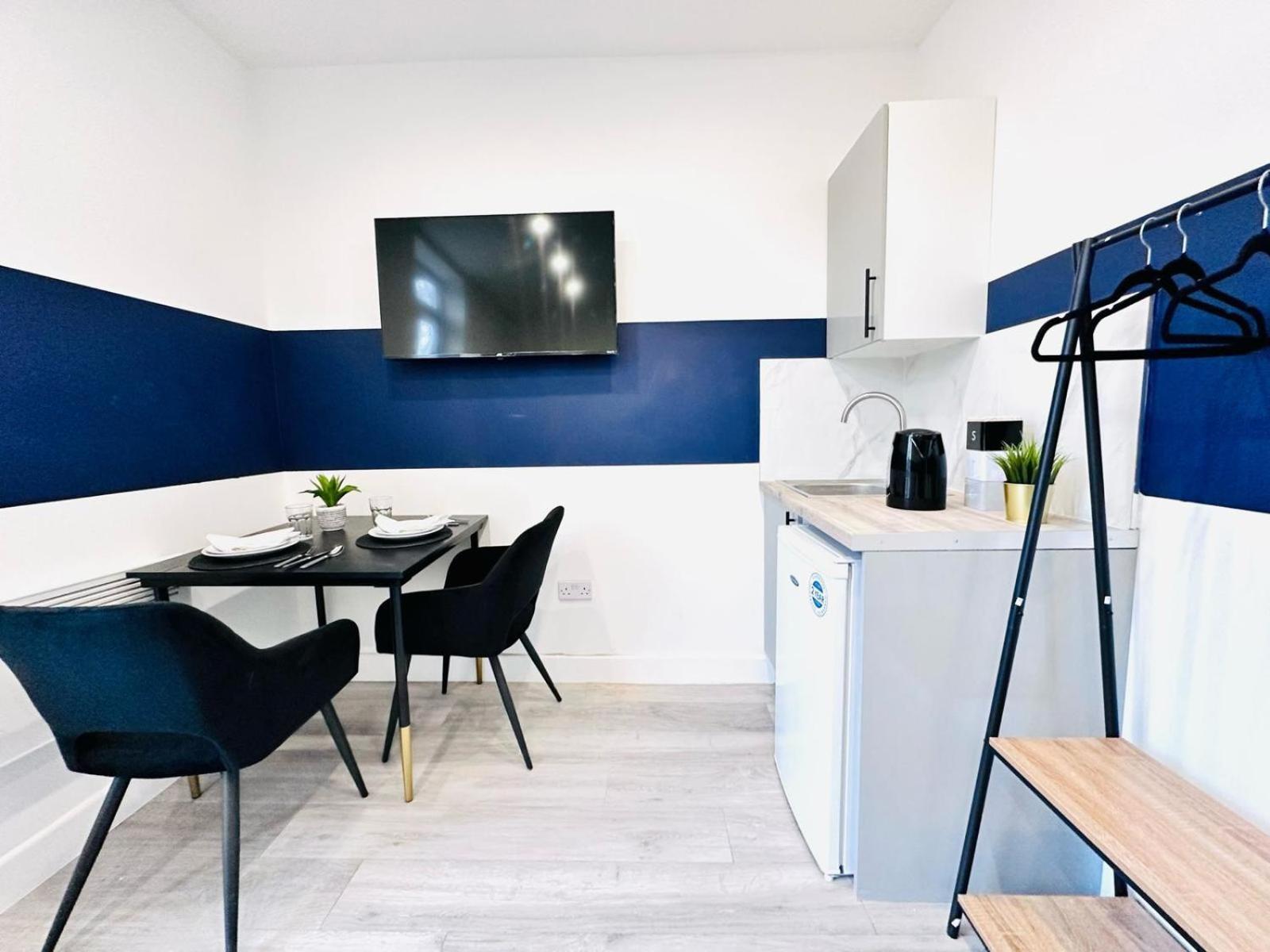 58 Blue House Center Studio, Spot Londres