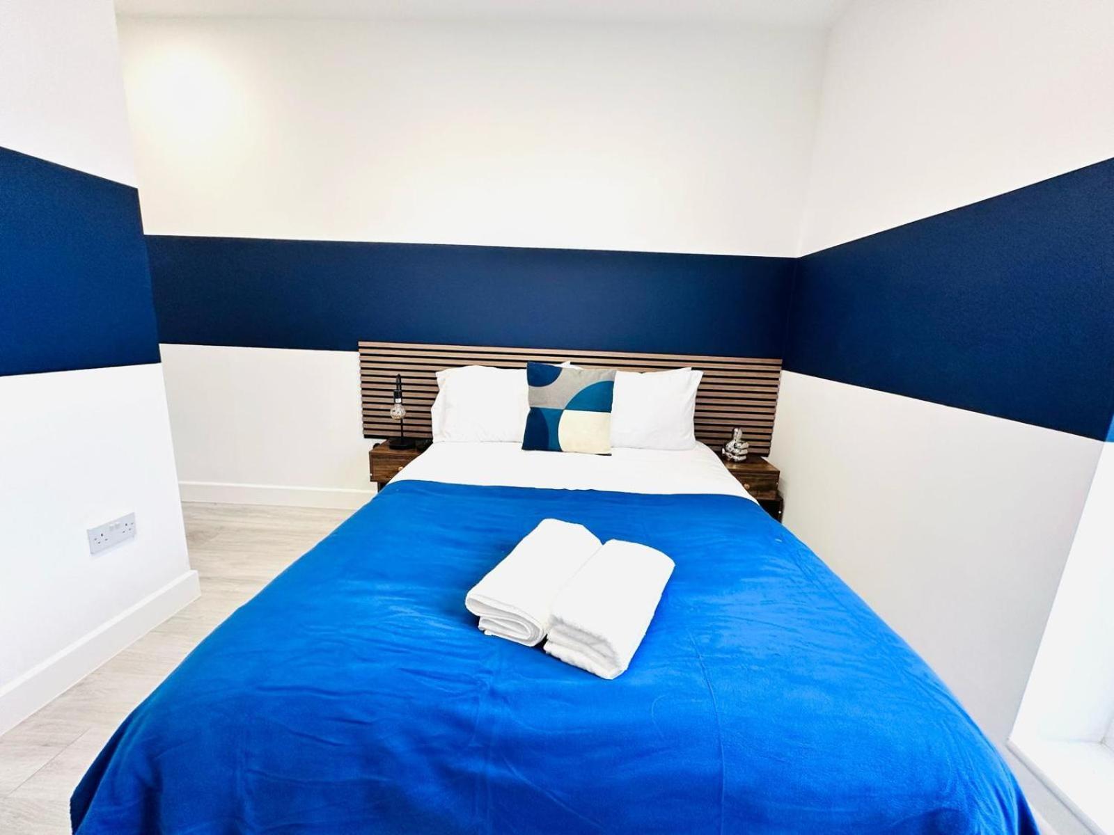 58 Blue House Center Studio, Spot Pensión Londres
