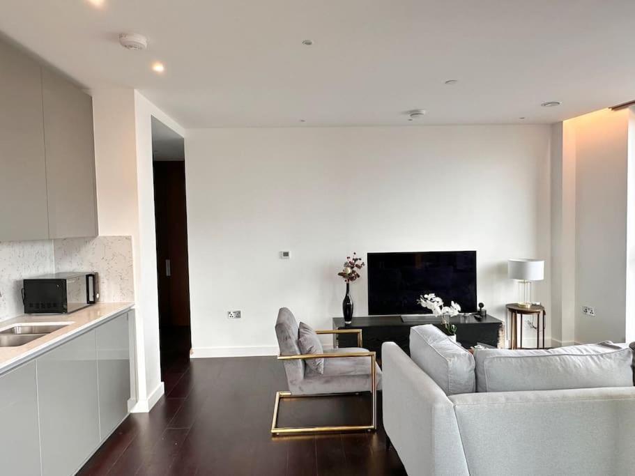 Luxurious And Spacious Near Us Embassy Apartamento