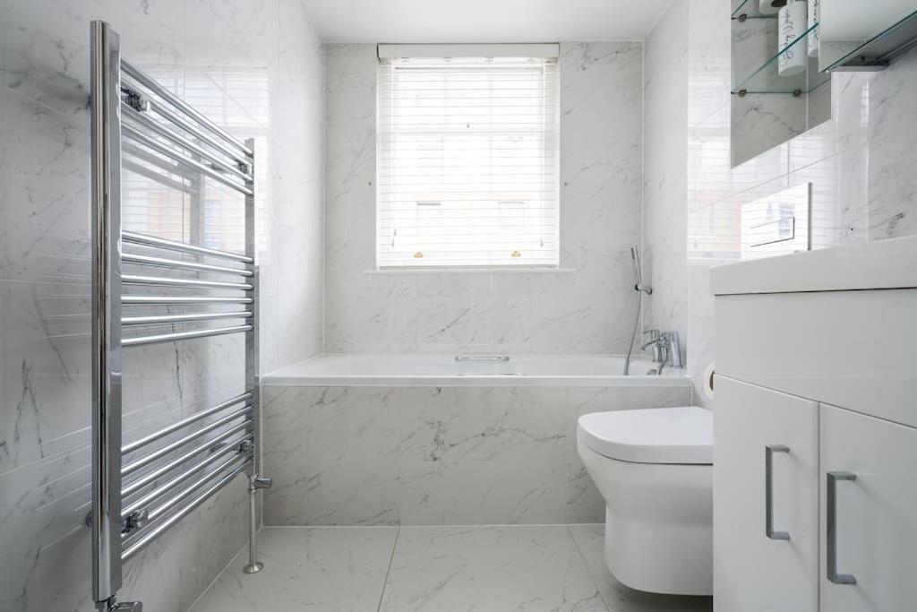 Luxury 3brs House In The Heart Of Victoria *
