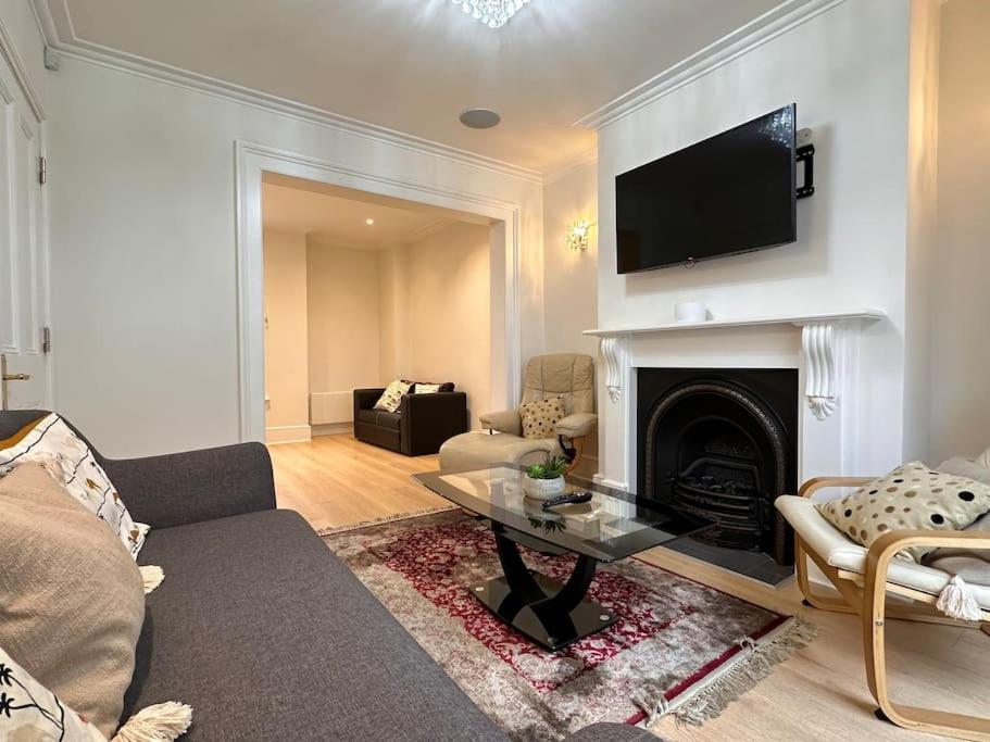 Luxury 3brs House In The Heart Of Victoria
