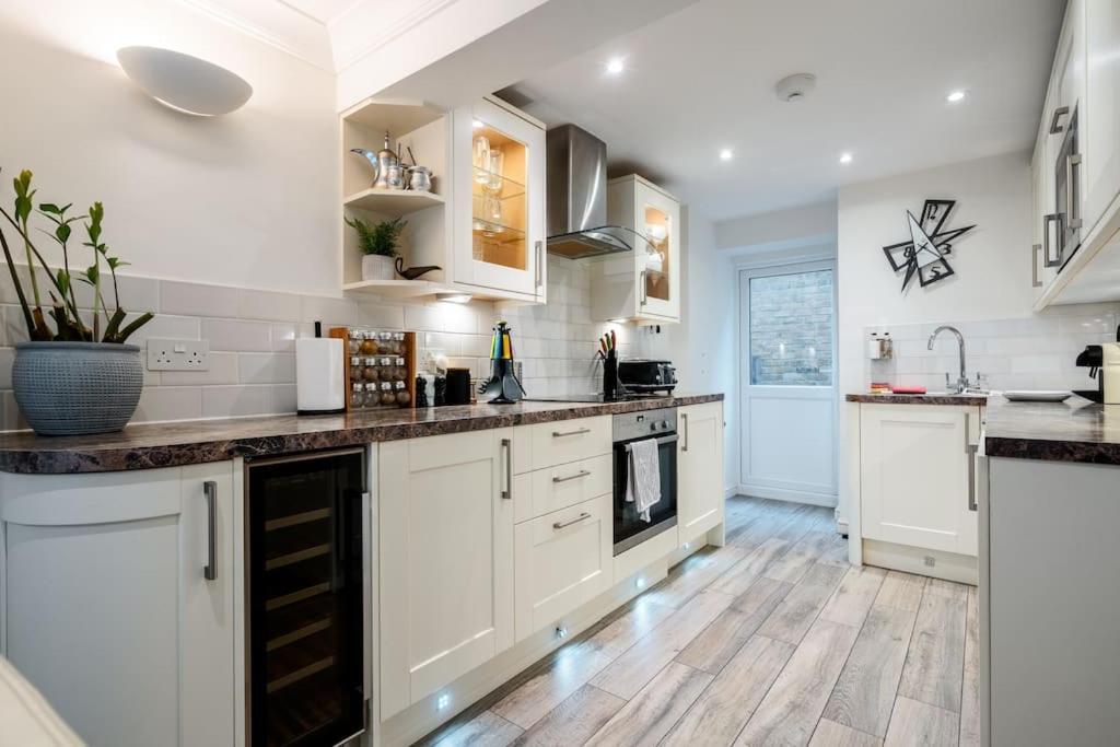 Villa Spacious, Bright & Cosy ~ Ideal Victoria Location! Londres