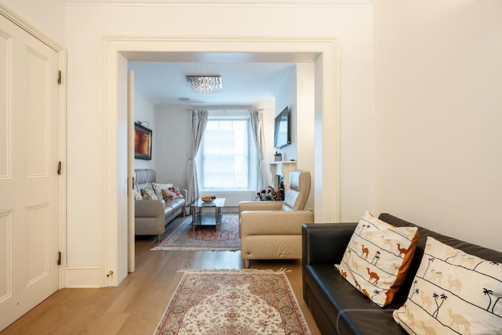 Spacious, Bright & Cosy ~ Ideal Victoria Location! * Londres