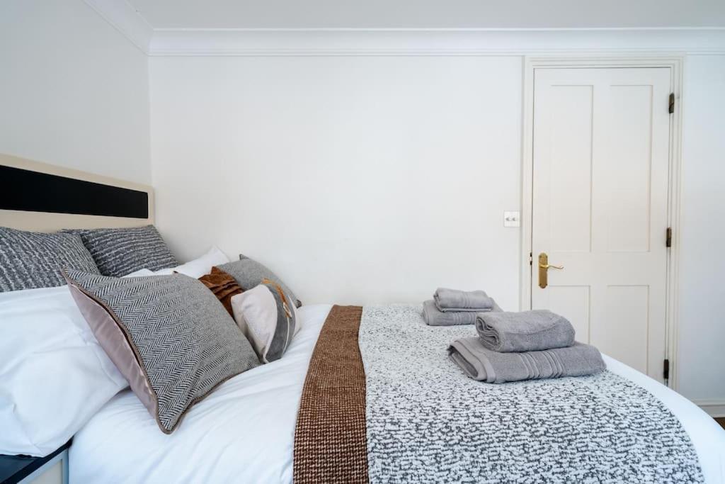 Villa Spacious, Bright & Cosy ~ Ideal Victoria Location! Londres