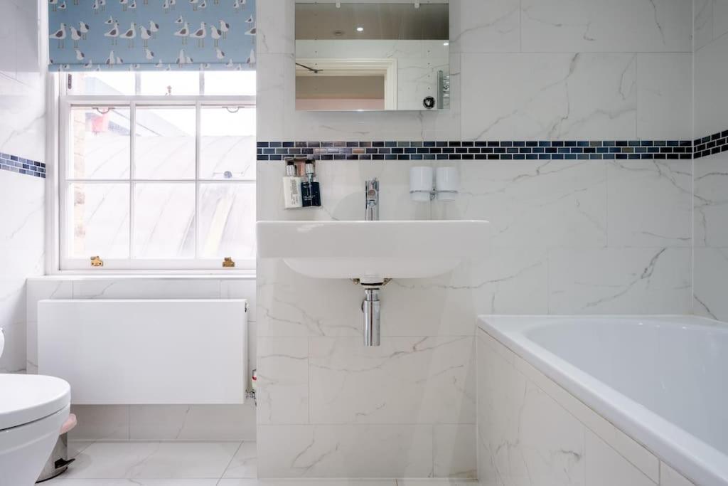 Spacious, Bright & Cosy ~ Ideal Victoria Location! Villa *