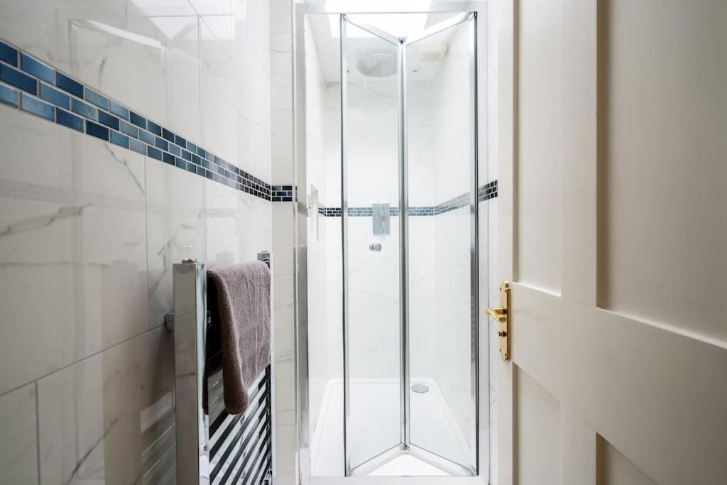 Villa Spacious, Bright & Cosy ~ Ideal Victoria Location! Londres