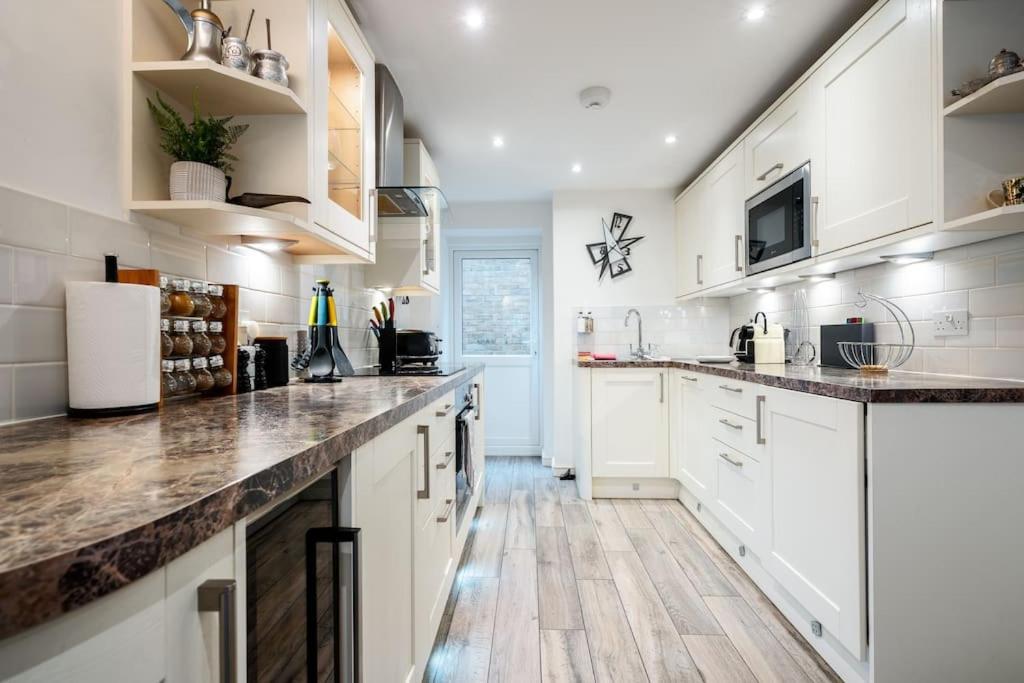 Spacious, Bright & Cosy ~ Ideal Victoria Location! Londres