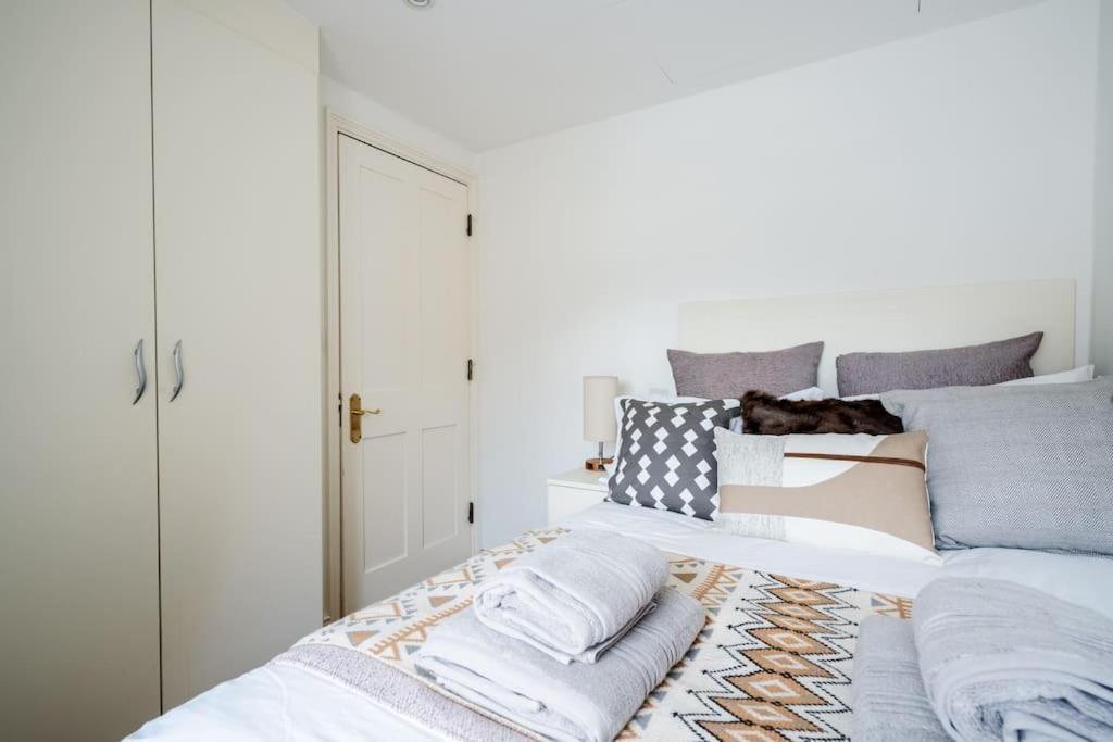 Spacious, Bright & Cosy ~ Ideal Victoria Location! Villa London