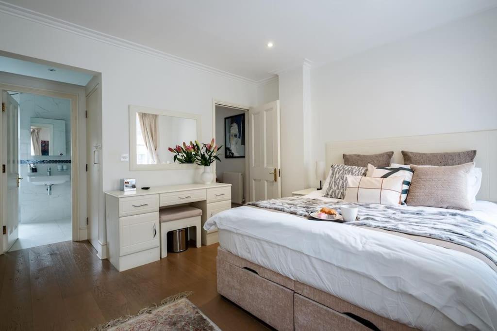 Spacious, Bright & Cosy ~ Ideal Victoria Location! Londres