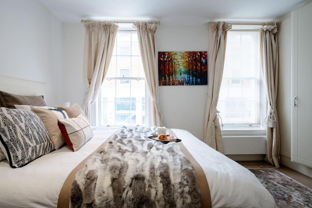 Spacious, Bright & Cosy ~ Ideal Victoria Location! *