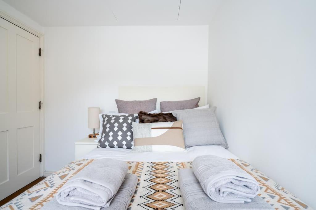 Spacious, Bright & Cosy ~ Ideal Victoria Location!