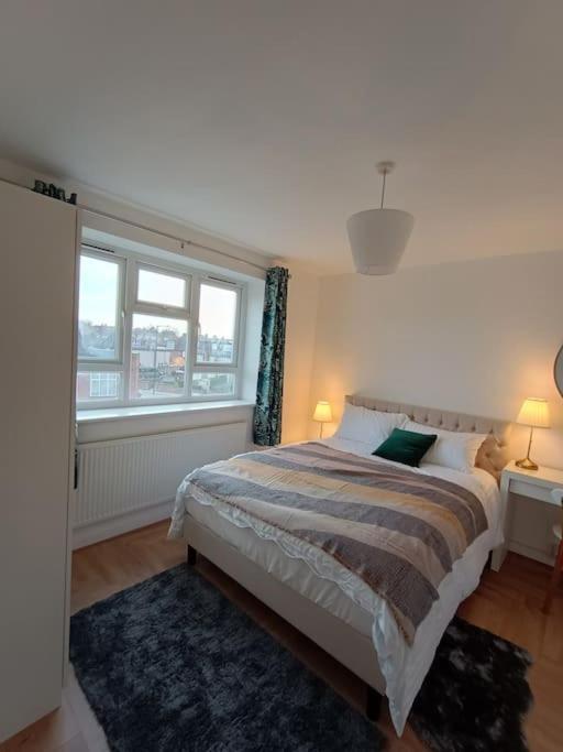 Spacious 3 Bed Flat Opp Springfield Park, Hackney. Apartamento *