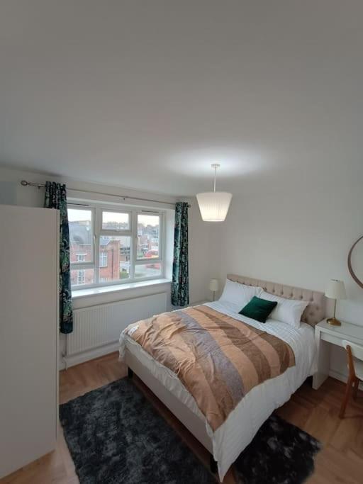Spacious 3 Bed Flat Opp Springfield Park, Hackney.