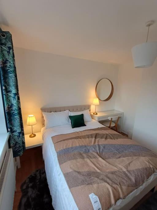 Spacious 3 Bed Flat Opp Springfield Park, Hackney. Apartamento Londres