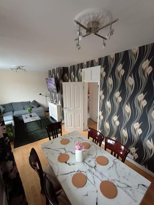 Spacious 3 Bed Flat Opp Springfield Park, Hackney. Apartamento