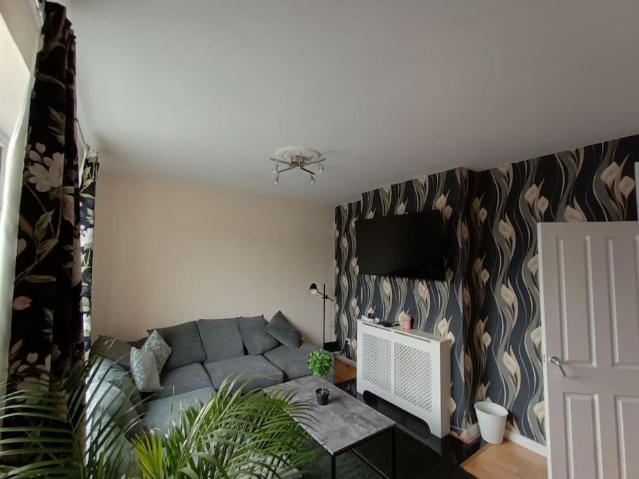 Spacious 3 Bed Flat Opp Springfield Park, Hackney. * Londres