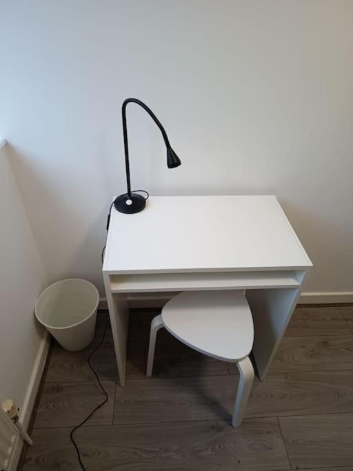 Spacious 3 Bed Flat Opp Springfield Park, Hackney. Londres