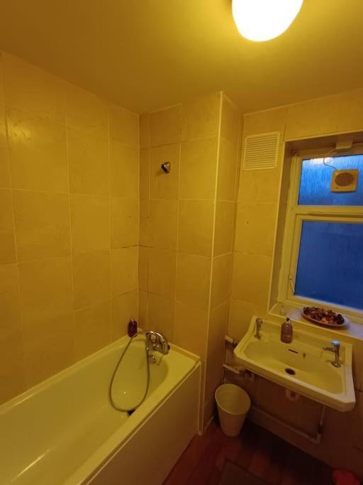 Spacious 3 Bed Flat Opp Springfield Park, Hackney. Apartamento Londres