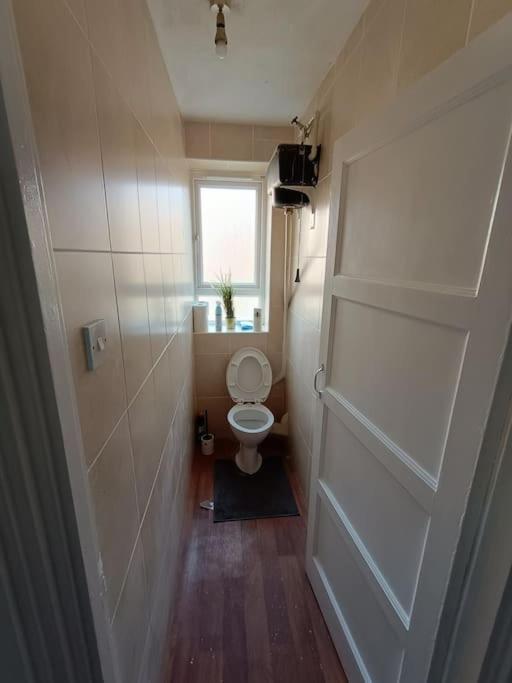 Spacious 3 Bed Flat Opp Springfield Park, Hackney. Apartamento Londres