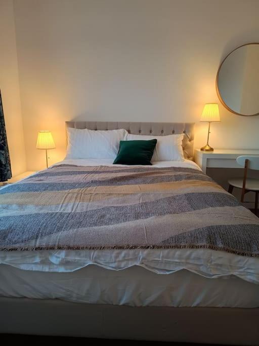 Spacious 3 Bed Flat Opp Springfield Park, Hackney. Londres