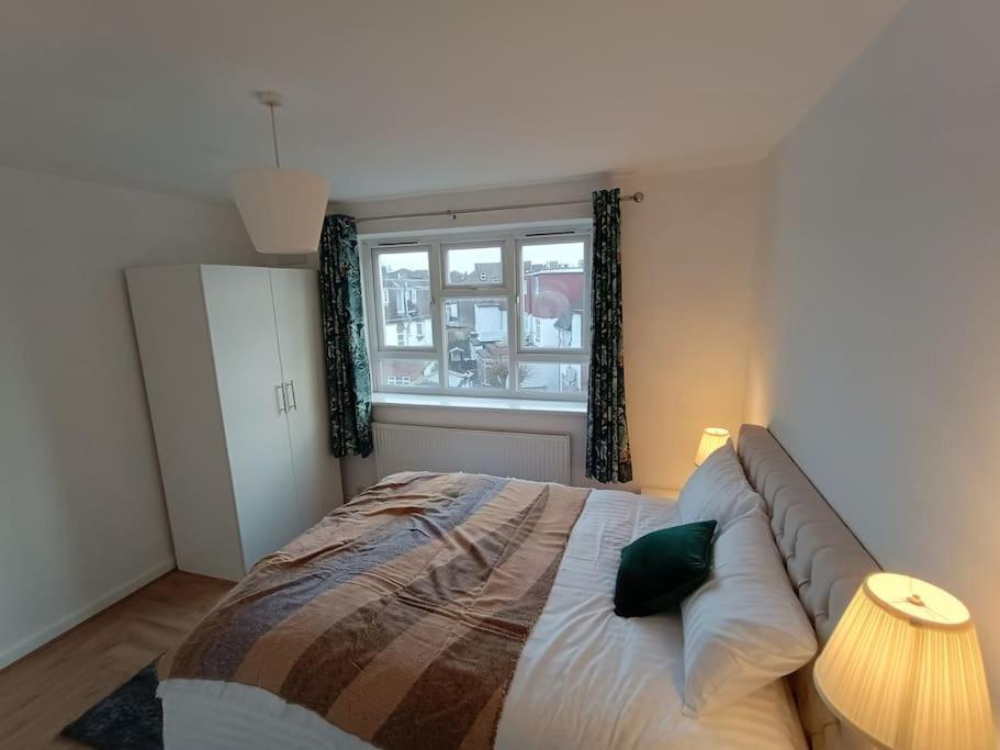 Spacious 3 Bed Flat Opp Springfield Park, Hackney. Apartamento Londres