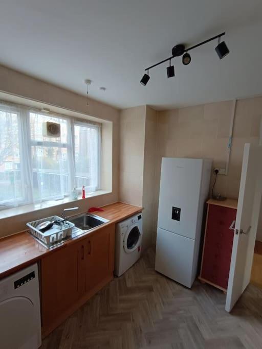 Spacious 3 Bed Flat Opp Springfield Park, Hackney. Apartamento Londres